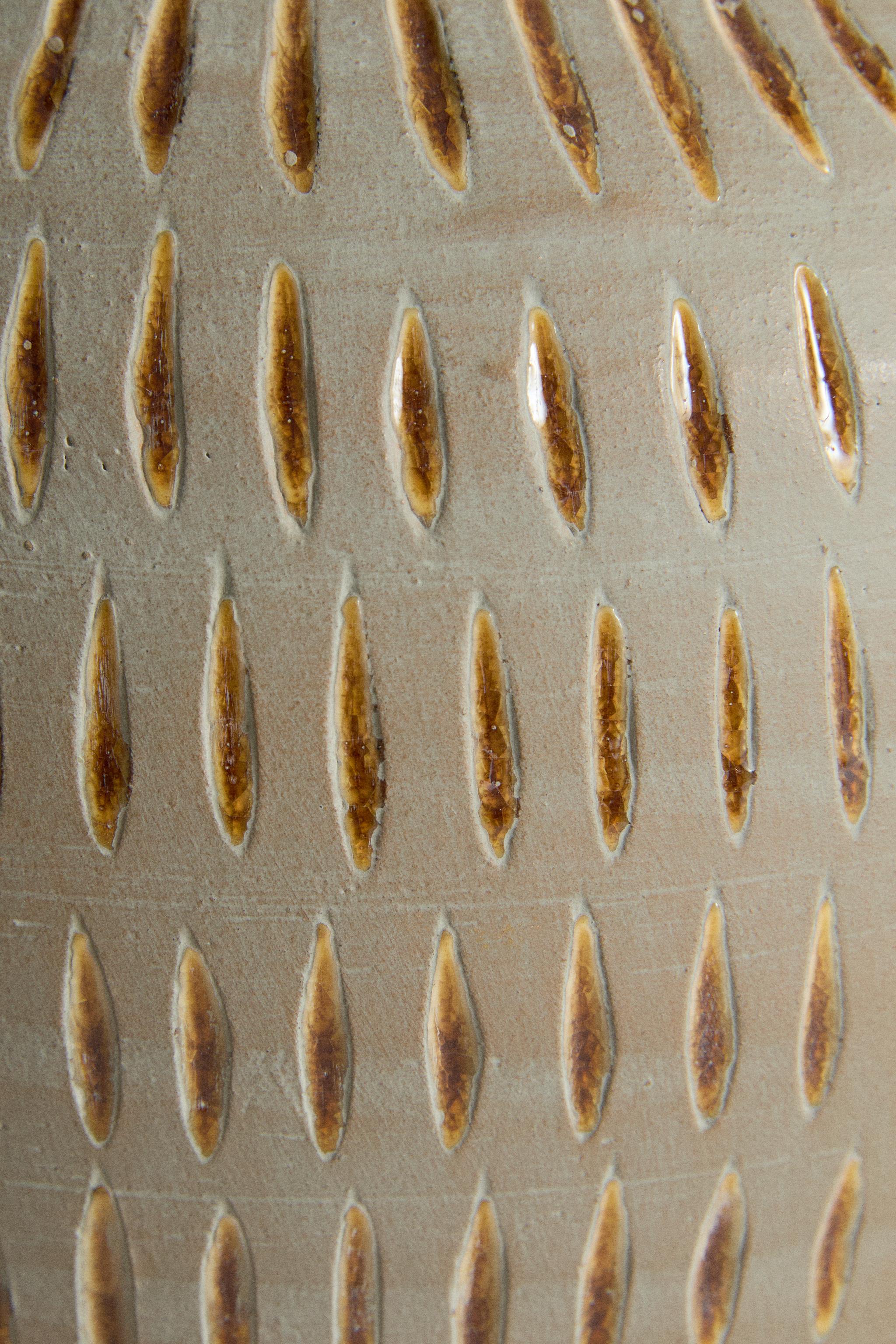 ROUND DECORATIVE CERAMIC VASE